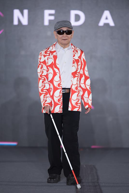 78歲的視障者許金城，穩健踏上伸展台，展現從容與自信。