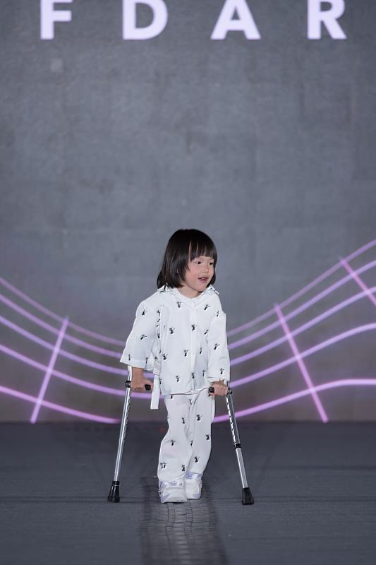 罹患腦性麻痺、今年5歲的的簡于涵，拄著前臂拐輔具緩緩登場，感動全場。
