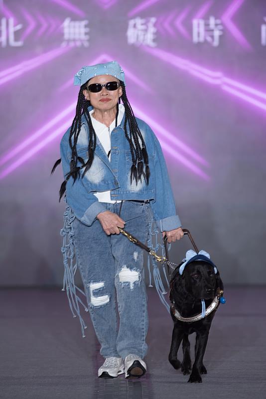 視障者范湘暄與導盲犬NINA攜手登台。