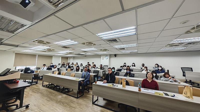 「2025全國大專院校暨高中職虛擬投資競賽」決賽圓滿落幕。圖為全體與會者合影。本屆競賽吸引全國1311組隊伍參賽,南臺科大財金系成功打造金融教育普及與實務接軌的年度盛事。