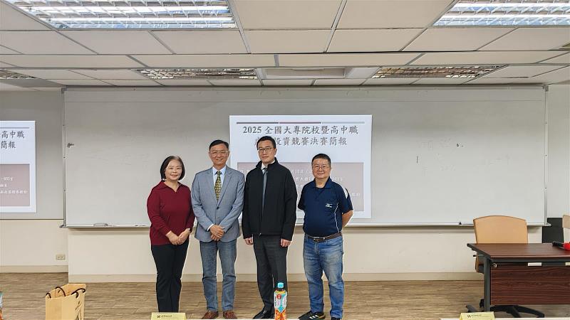 南臺科大商管學院院長林靖中（左2）、財金系主任張永佶（右1）與業界評審合影。圖為統一證券台南分公司謝佳席經理（右2）、華南永昌證券自營部楊淑芬經理（左1）。業界高階主管擔任評審，強化了競賽課堂教育與實務專業的緊密連結。