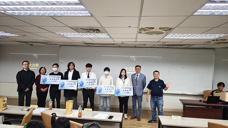 南臺科大商管學院院長林靖中（右2）、財金系主任張永佶（右1）、評審老師與獲獎學生於「2025全國大專院校暨高中職虛擬投資競賽」決賽後大合影。獲獎學生憑藉優秀的夏普值（Sharp Ratio）表現，展現了高超的資產配置能力。