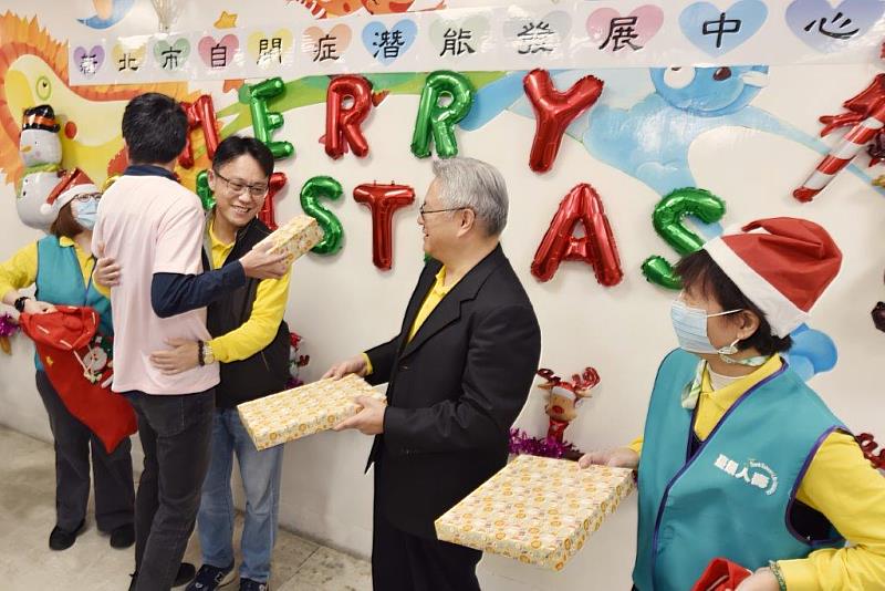 臺銀人壽董事長張志宏、總經理劉啟聖與受贈星兒合影臺銀人壽董事長張志宏、總經理劉啟聖與受贈星兒合影。