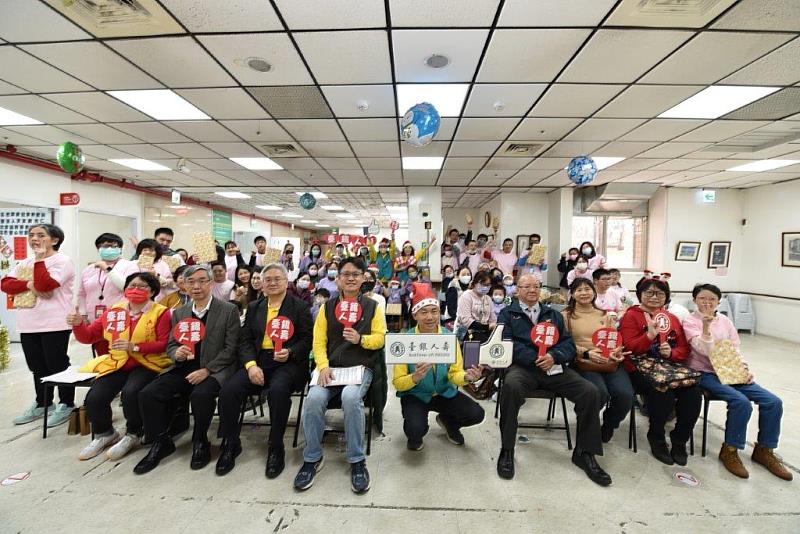 臺銀人壽董事長張志宏(前排左4)、總經理劉啟聖(前排左3)、主任秘書劉禹政(前排中)與新北市自閉症服務協進會理事林鴻達(前排左2)、常務監事黃金萬(前排右4)、總幹事張雅玲(前排左1)及所有星兒與家長等人合影。