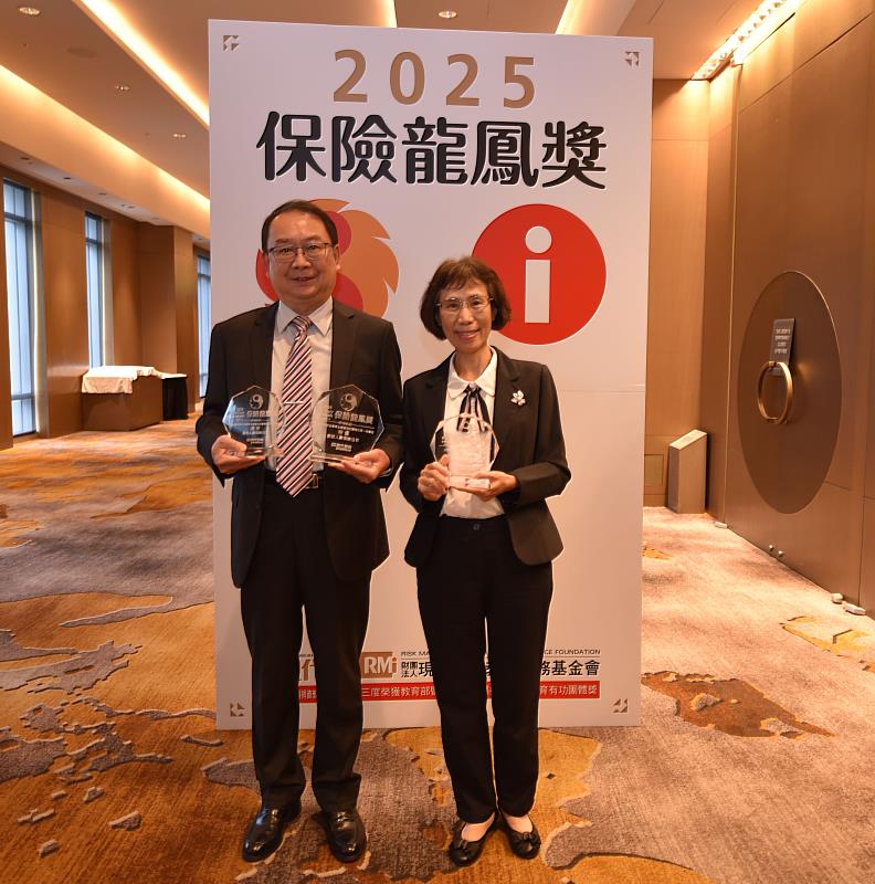 臺灣金控及臺銀人壽榮獲保險龍鳳獎,由臺灣金控陳明春行政長(右)及臺銀人壽陳宏傑副總經理(左)代表領獎。