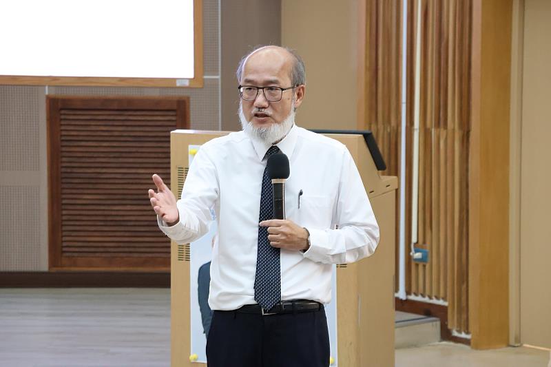 林從一院長於南大博雅講座中強調好奇、懷疑與探究真理的重要性,鼓勵學生在思辨中更貼近自我本性。