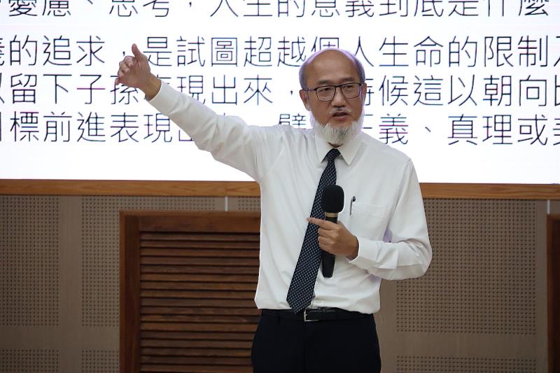 林院長以「快樂機器」思維實驗為引,引導南大學生思考生命中超越主觀感受的深層價值。