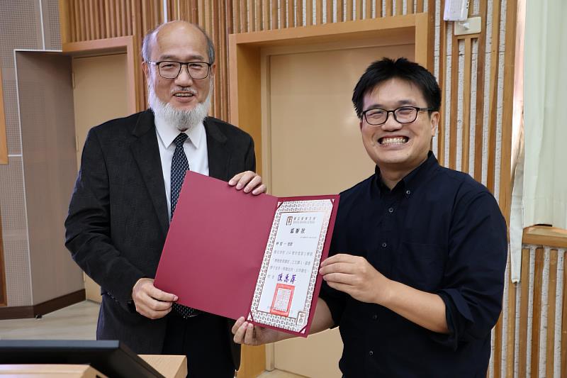 南大博雅講座授課教師吳明錡代表學校致贈感謝狀，感謝林從一院長蒞臨分享哲學觀點與思辨引導。