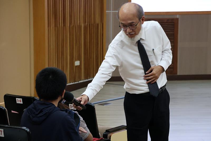 林從一院長在南大講座中透過哲學討論，帶領學生重新審視快樂的意義，並鼓勵大家勇於表達觀點。