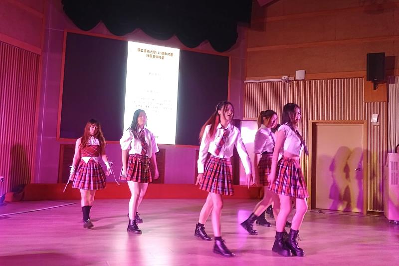 南大韓舞社表演《Timebomb》，以活力舞步帶動現場氣氛。