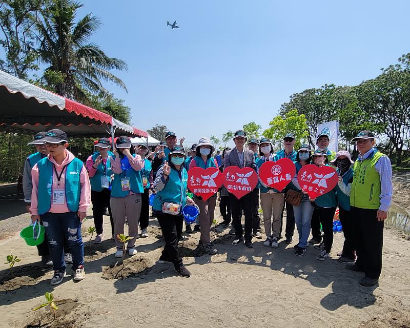 臺銀人壽攜手公益夥伴朝興啟能中心、樂憨之家，共同參加臺南市政府主辦「手植希望 綠網相連」植樹活動。