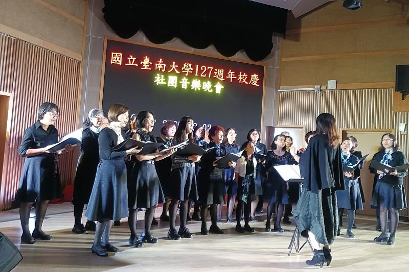南大校友合唱團壓軸演出《Mojito》,贏得觀眾熱烈掌聲。