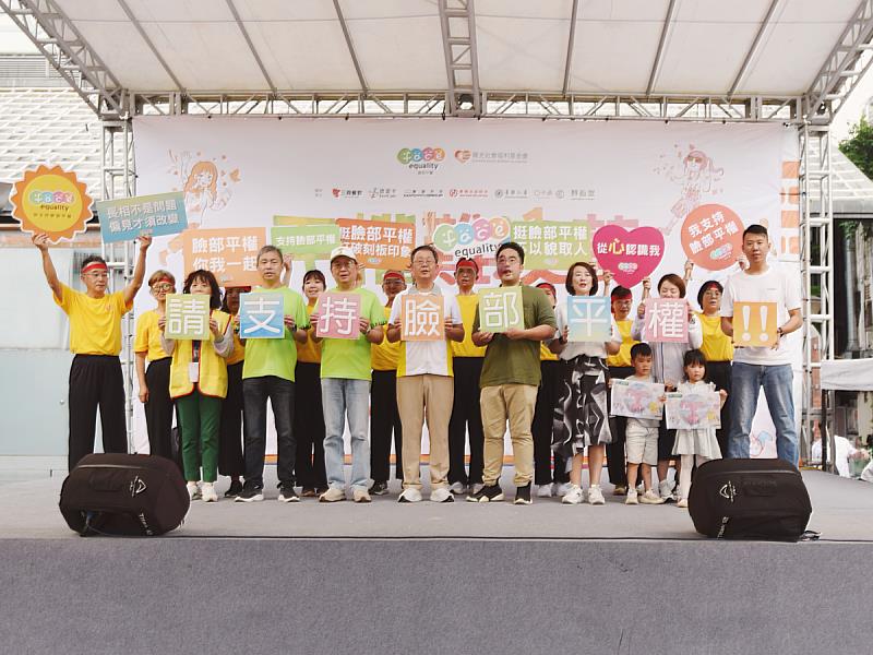 臺銀人壽陳宏傑副總經理（第1排左3）、陽光基金會劉陽明董事長（第1排左4）、臺銀人壽劉禹政主任秘書（第1排左2）與其他贊助單位及太極鼓表演者等合影。