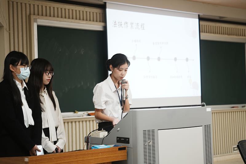 學生在南大行管系實習成果發表會中分享實務經驗,呈現暑期學習後的成長與專題成果。