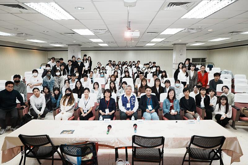 南大行管系師生、實習督導與學弟妹們交流實習經驗，展現良好的學習互動與專業傳承。