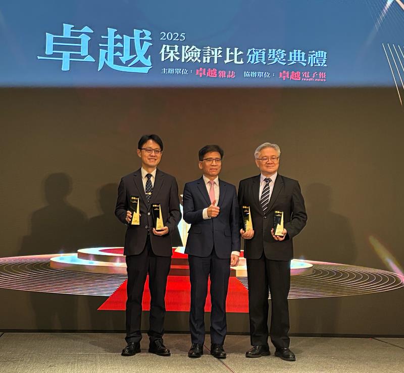 臺銀人壽榮獲《卓越雜誌》卓越保險評比4項大獎，金管會主委彭金隆（中）頒發獎座予臺銀人壽董事長張志宏（左）及總經理劉啟聖（右）。
