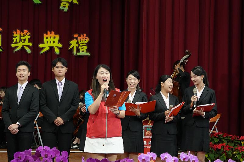 南大127週年校慶慶祝大會中，校友王春綢於典禮現場領唱校歌，為校慶儀式增添莊重而深刻的文化意涵。