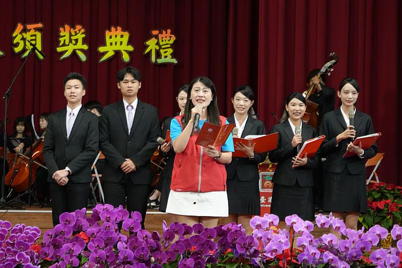 校慶慶祝大會校歌響起之際,南大86級校友王春綢重返母校領唱,以歌聲串連校史記憶與南大精神的延續。
