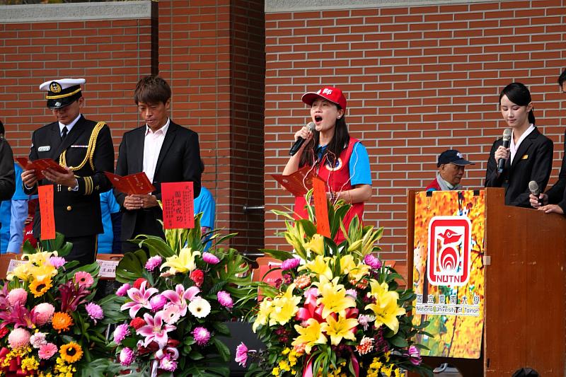 南大127週年校慶運動大會中,校友王春綢領唱校歌,歌聲在運動場上響起,凝聚全場師生與校友的共同記憶。