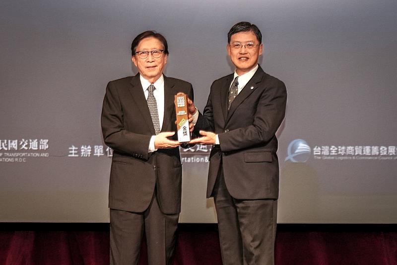 星宇航空於12月12日榮獲由交通部指導之「第2屆ESG交通運輸永續獎」金獎,並由前行政院長劉兆玄親自頒獎。(圖左至右為前行政院長劉兆玄、星宇航空黃介至採購長)