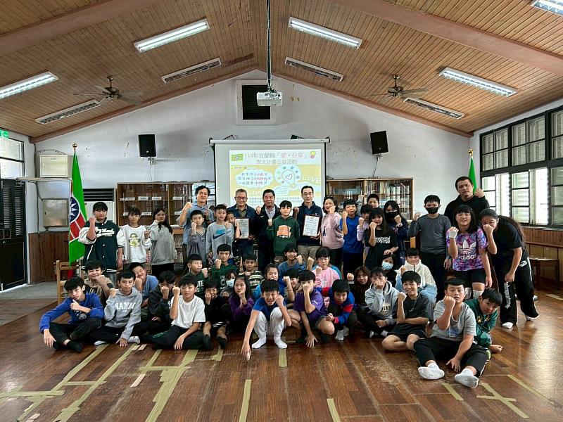 愛心聚光 點亮夢想－「愛．分享」聚光圓夢計畫捐助儀式碧候國小展開，大合照。