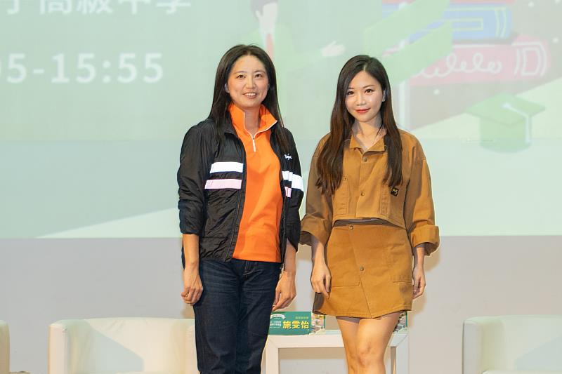 合庫人壽風險管理部主管施雯怡與知名主持人蔡尚樺的對談，帶領學生思考風險管理的重要性。