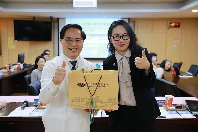 健保署陳亮妤署長就任後首次拜訪花蓮慈院，感謝花蓮慈院對偏鄉的守護，林欣榮院長表示將盡力做好。（攝影/徐立勤）