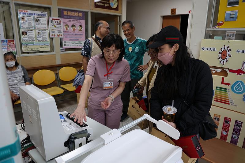 台東馬偕醫院、關山慈濟醫院以及綠島鄉和海端鄉衛生所，日前實地參訪秀林鄉衛生所，學習轉型全人健康照護的落地執行技巧。（攝影/宋雨安）