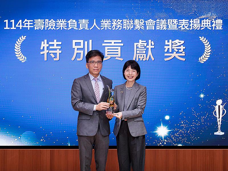 業界唯一!凱基人壽「花蓮光復鄉援助志工團體保險」創舉,公私協力回應社會需求,由金管會彭金隆主委頒發「特別貢獻獎」表揚,凱基人壽郭瑜玲總經理代表受獎。另獲衛福部致贈感謝狀,榮獲國家級雙項肯定。