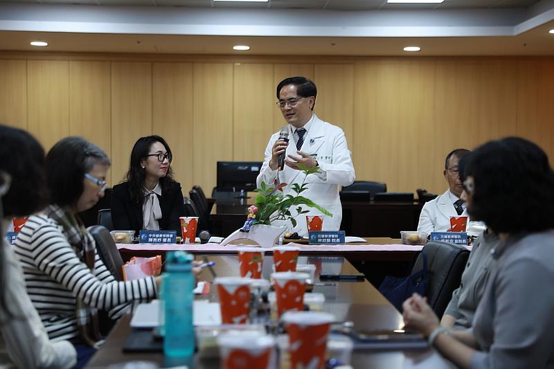 健保署陳亮妤署長仔細聆聽林欣榮院長說明如何結合花東17家醫療院所，合心齊力守護偏鄉民眾健康，並執行健保在東區開始轉型。（攝影/徐立勤）