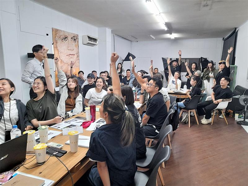 .微笑元素創意概念公司透過小型企業人力提升計畫辦理桌遊溝通學習課程。