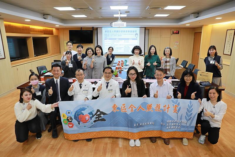 東區全人照護計畫將在2026年執行，前置作業已如火如荼開跑，健保署陳亮妤署長上任後於13日拜訪花蓮慈院，聽取進度與建言，與花蓮慈院團隊合影。前排坐者左2起為花蓮慈院陳星助副院長、吳彬安副院長、林欣榮院長、健保署陳亮妤署長、健保署東區業務組黃兆杰組長、羅亦珍副組長。（攝影/徐立勤）