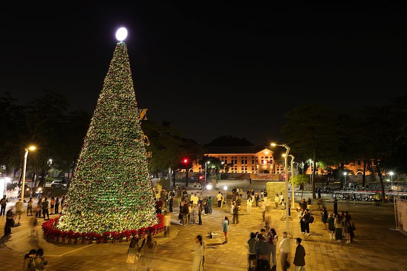 相隔大學路對面，成大博物館館外的光環境也同步點亮，與成大聖誕樹以及未來館形成相互輝映的雅緻夜景。