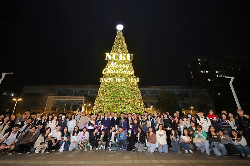 國立成功大學冬季最美地標「成大聖誕樹」12月12日晚間在勝利校區未來館前點燈。