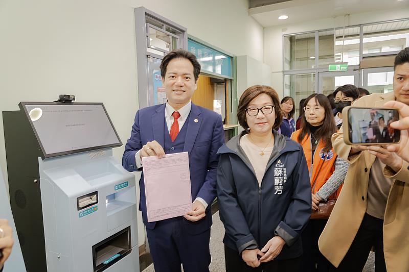 邱臣遠代理市長體驗24小時發證補單服務。