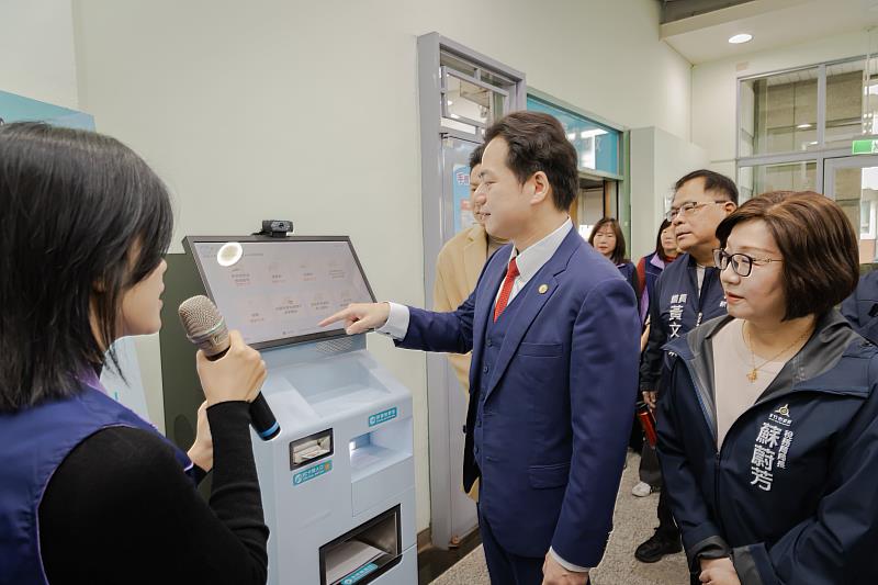 邱臣遠代理市長體驗24小時發證補單服務。