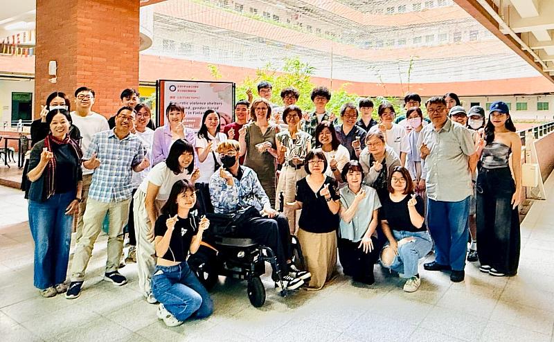 亞大社工系專題講座，芬蘭Dr. Johanna Hietamäki（2排左5）與參與講座師生合影。