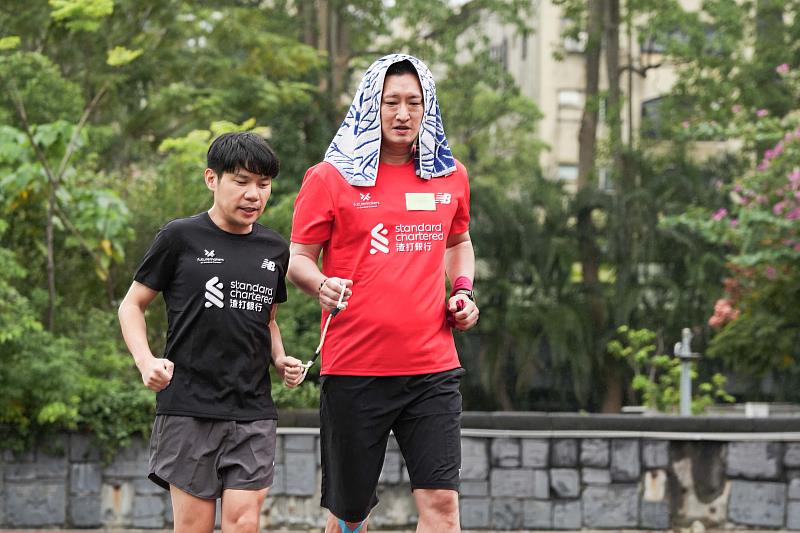 視障跑者與陪跑員進行陪跑繩使用練習,讓陪跑員成為視障跑者最可靠的夥伴。