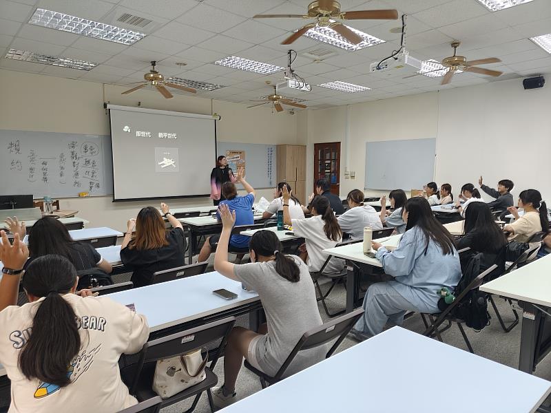 南華大學職涯培力升級,深化學生職涯競爭力,辦理UCAN解析輔導,學生積極與講師互動。
