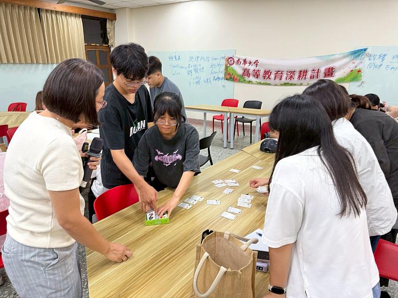 南華大學職涯培力升級,深化學生職涯競爭力,辦理職涯探索工作坊,講師引導學生透過卡牌認識自己。