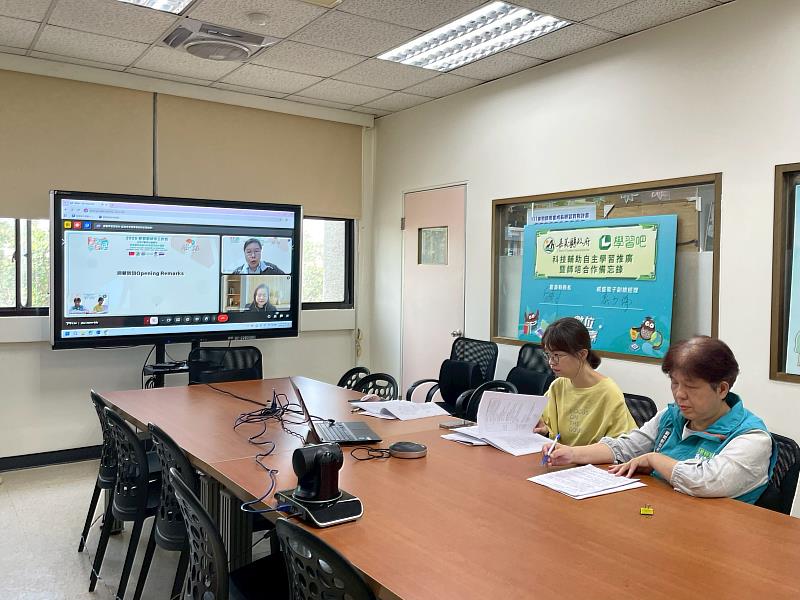 教育處李美華處長及許瑋珊科長一同參加會議。