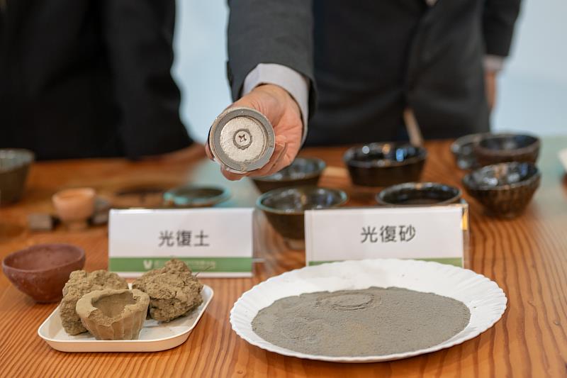 來自花蓮光復鄉馬太鞍溪中黑泥的細砂可被磁鐵吸附，顯示其材料性質的特殊性。