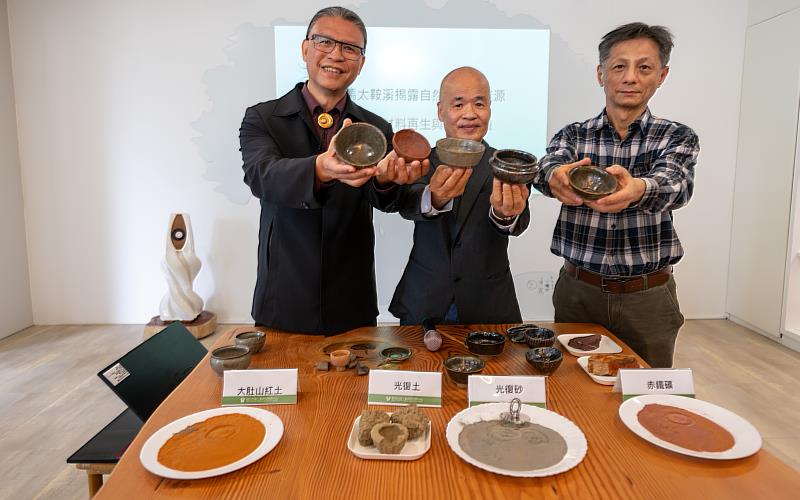 (左起)工藝中心主任陳殿禮、陶藝家陳金旺老師、工藝中心鶯歌分館沈俊良副研究員合影留念。
