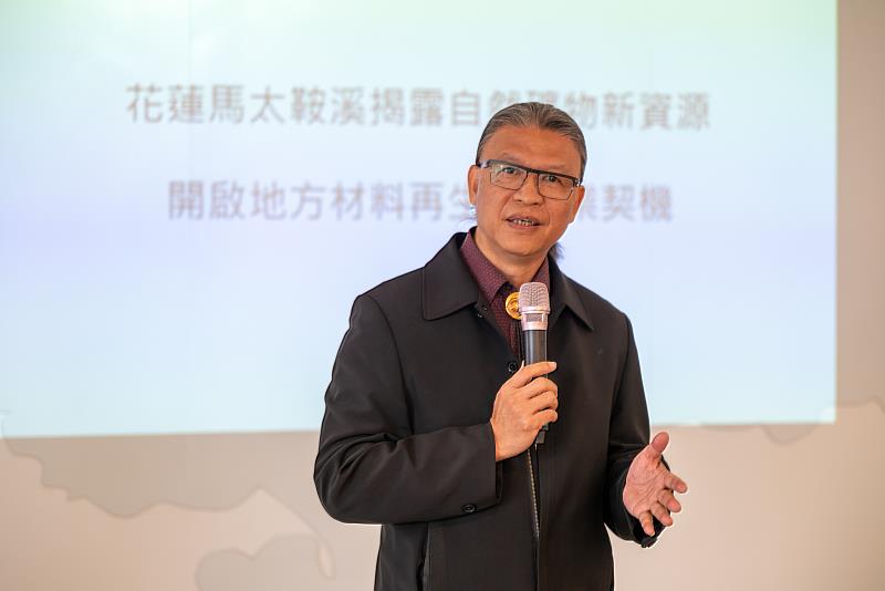 工藝中心主任陳殿禮表示，花蓮光復鄉馬太鞍溪砂質淤泥兼具獨特的地質背景與材料特性，展現出由土地孕育而生的工藝潛力。