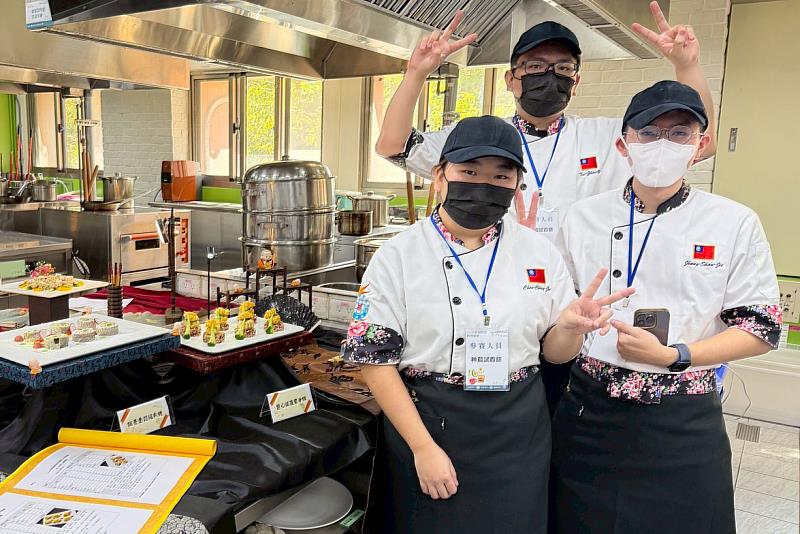 中臺科技大學團隊料理採用全榖雜糧與國產食材,榮獲一般組第1名。