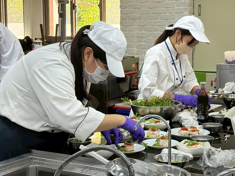 朝陽科大休閒事業管理系USR團隊推動銀髮膳食料理競賽,展現跨世代創意與專業。