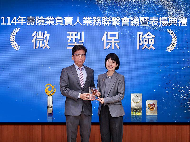 凱基人壽落實普惠金融與公平待客精神,獲得「微型保險競賽」保險公司組、業務績優獎與身心障礙關懷獎3項大獎殊榮,肯定凱基人壽在推動微型保險、守護弱勢民眾的貢獻。