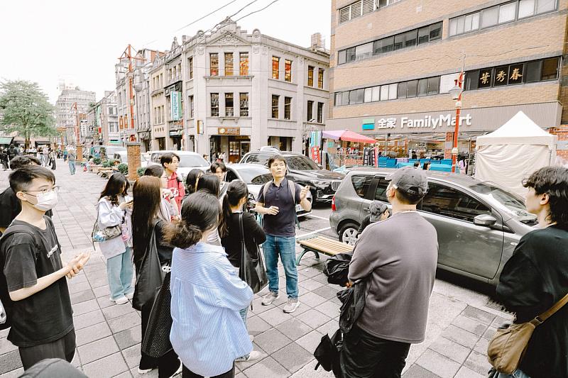 世新觀光系師生以旅遊文學走讀大稻埕,展現地方歷史魅力。(世新大學提供)