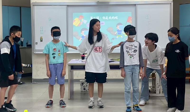 世新社心系學生走入社區，實踐專業課程成果。（世新大學提供）