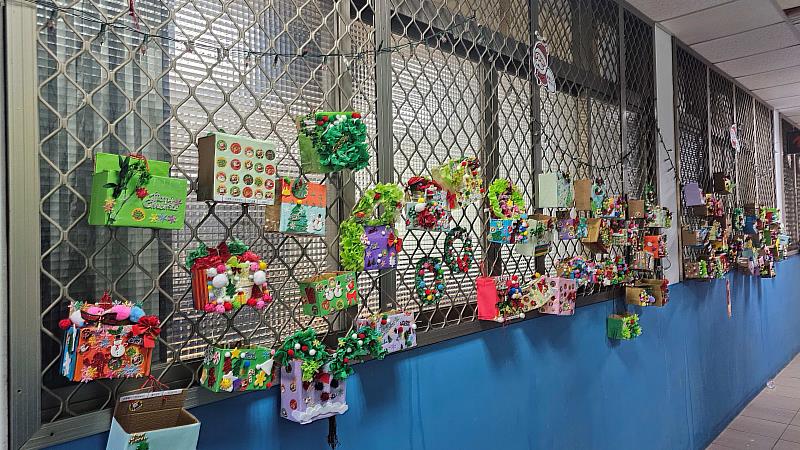 學生成品妝點資傳系星光走廊。